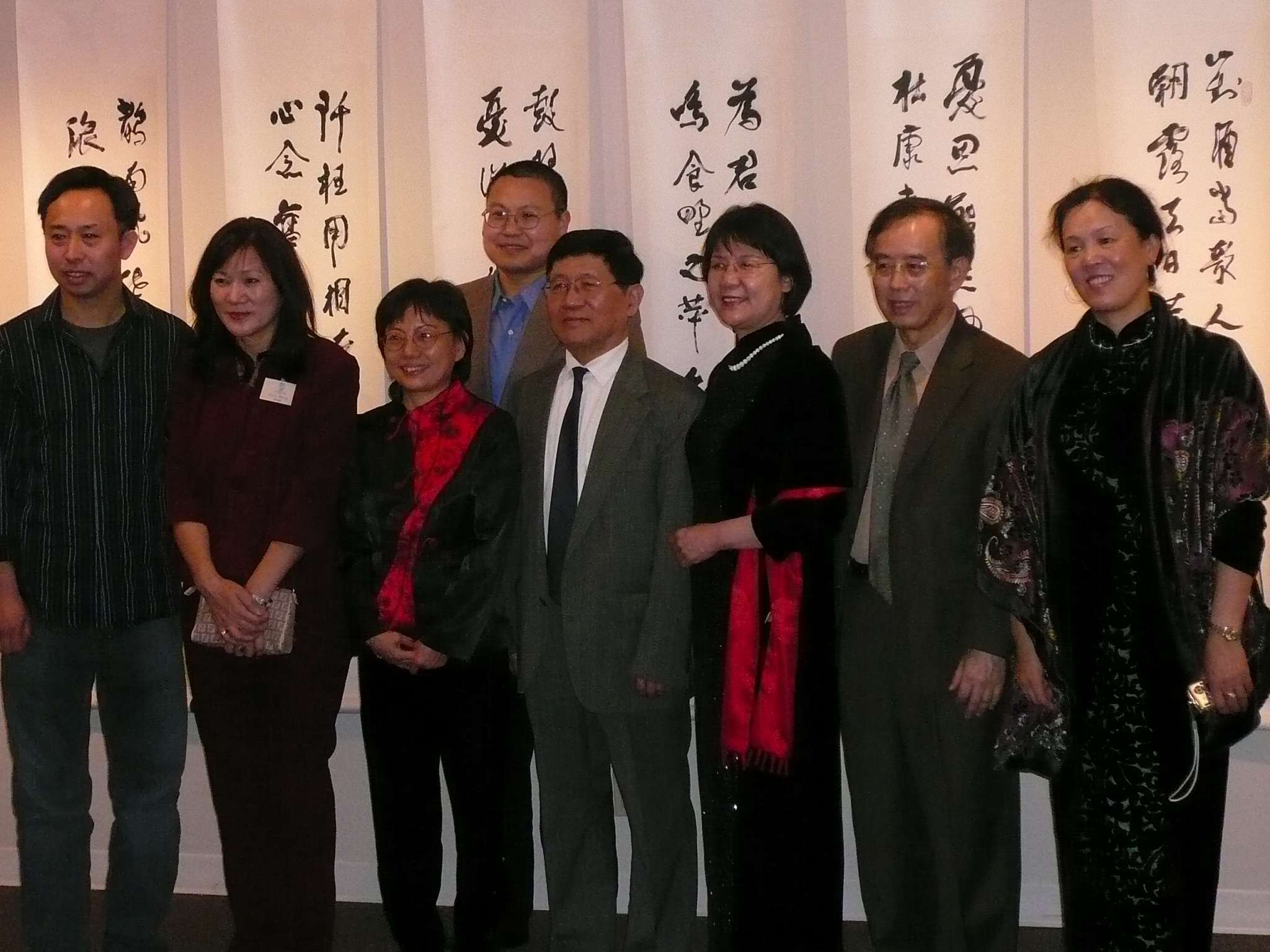 2007年2月18日美国旧金山亚洲艺术馆“姚奠中书艺展”开幕式中国驻旧金山文化领事（右四）以
