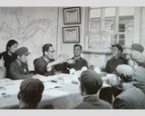 1975年为部队领导讲“水浒”。正面右起第三人为姚奠中、第四人、第五人为部队首长