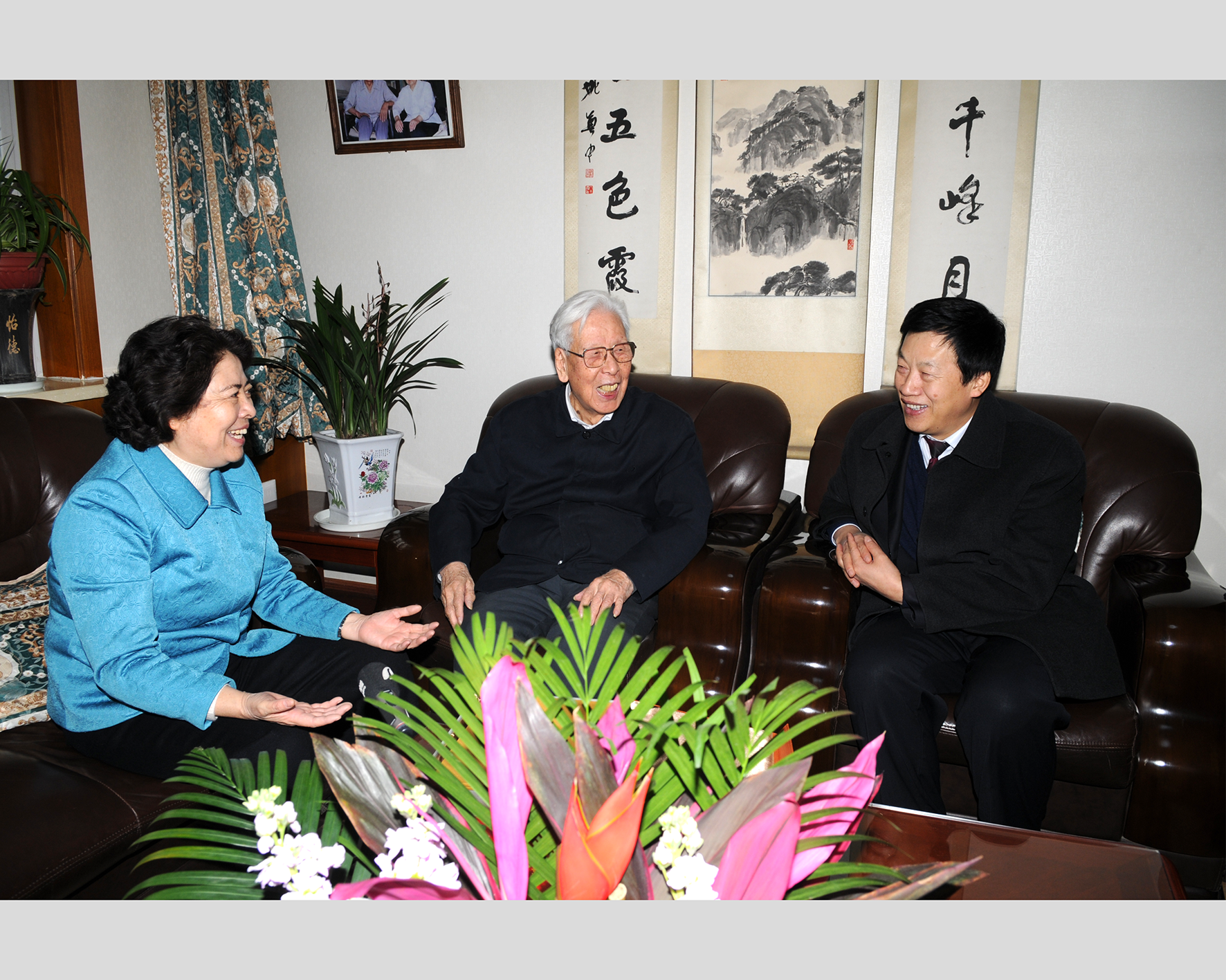 2010年2月10日省委常委、宣传部长胡苏平（左一）和副省长张平（右一）看望姚先生