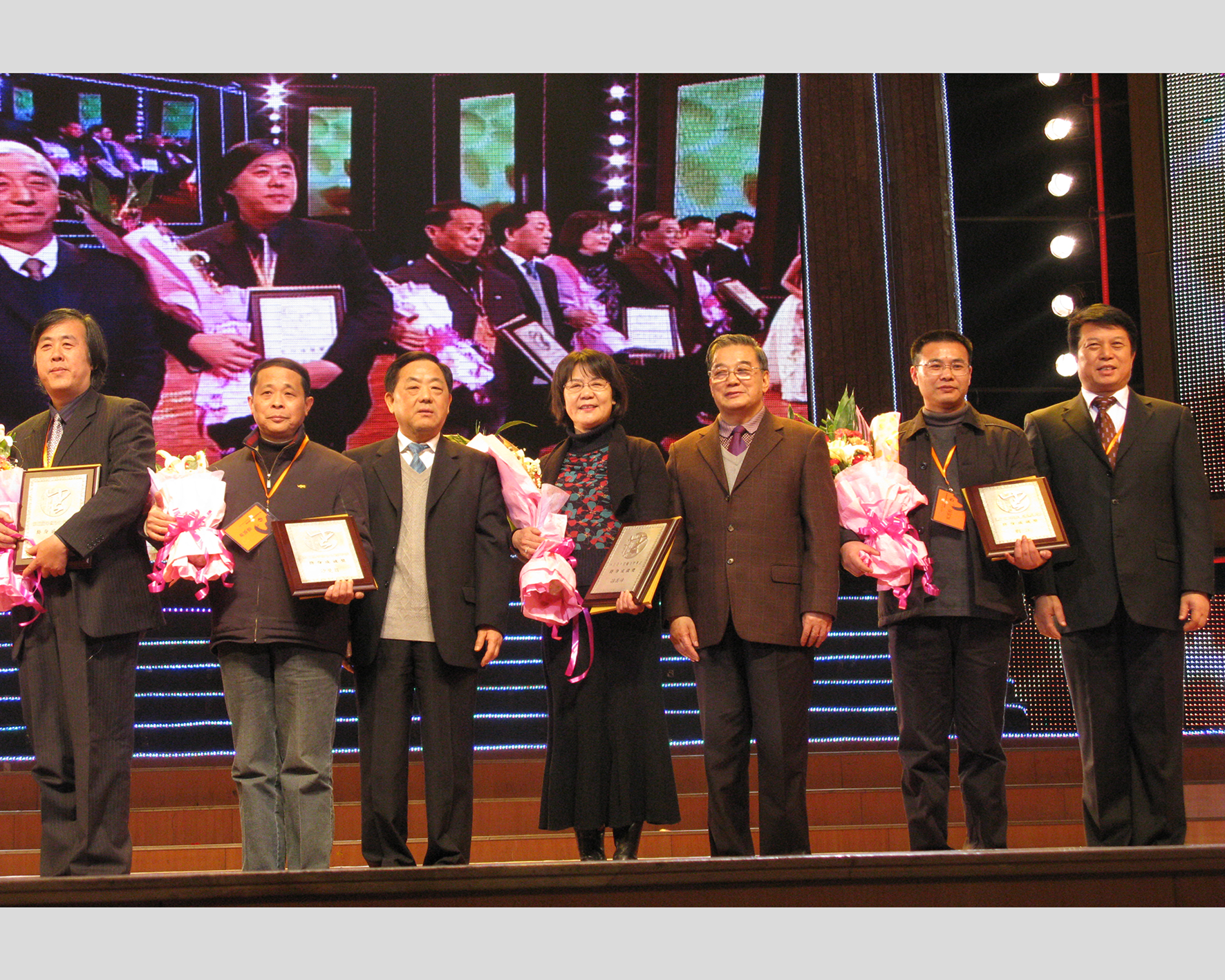 2009年12月27日中国书法兰亭奖颁奖晚会上姚力芸（中）代父领奖