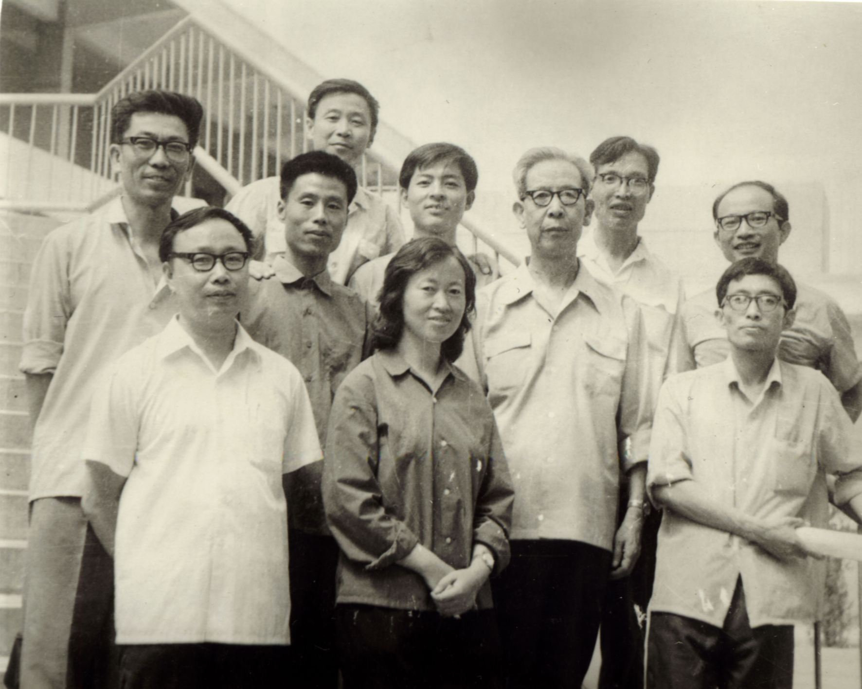 1980年与首批研究生摄于山西大学右起：梁归智、付如一、张春山、姚奠中、李健、刘毓庆、李正明